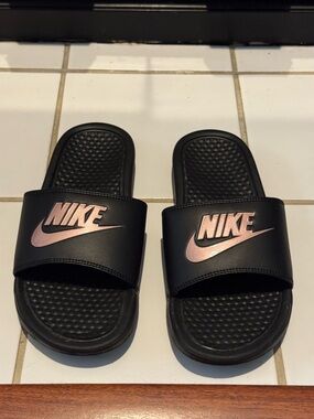 Nike Benassi JDI Women's Slide Sandals - Black with Rose Gold Swoosh size 7